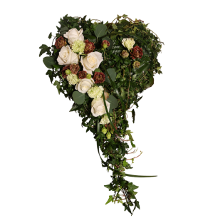 Hjärtformad blomsterarrangemang med vita rosor, gröna blad och bruna blommor, omgiven av murgröna.